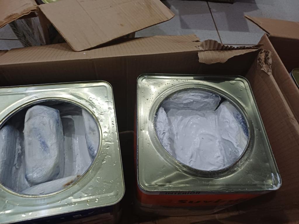 Drogas estavam escondidas em latas de massa corrida.