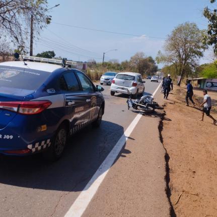 Um motociclista de 23 anos ficou gravemente ferido.