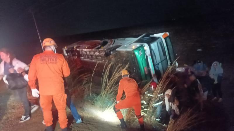 Seis pessoas ficaram feridas após um ônibus interestadual tombar.
