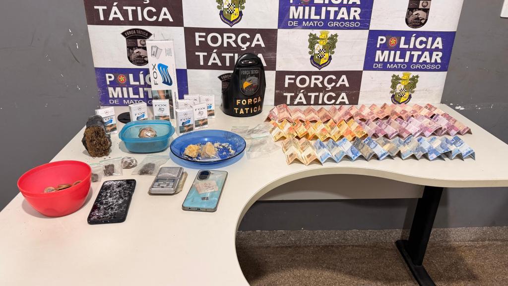 Polícia apreende porções de drogas.