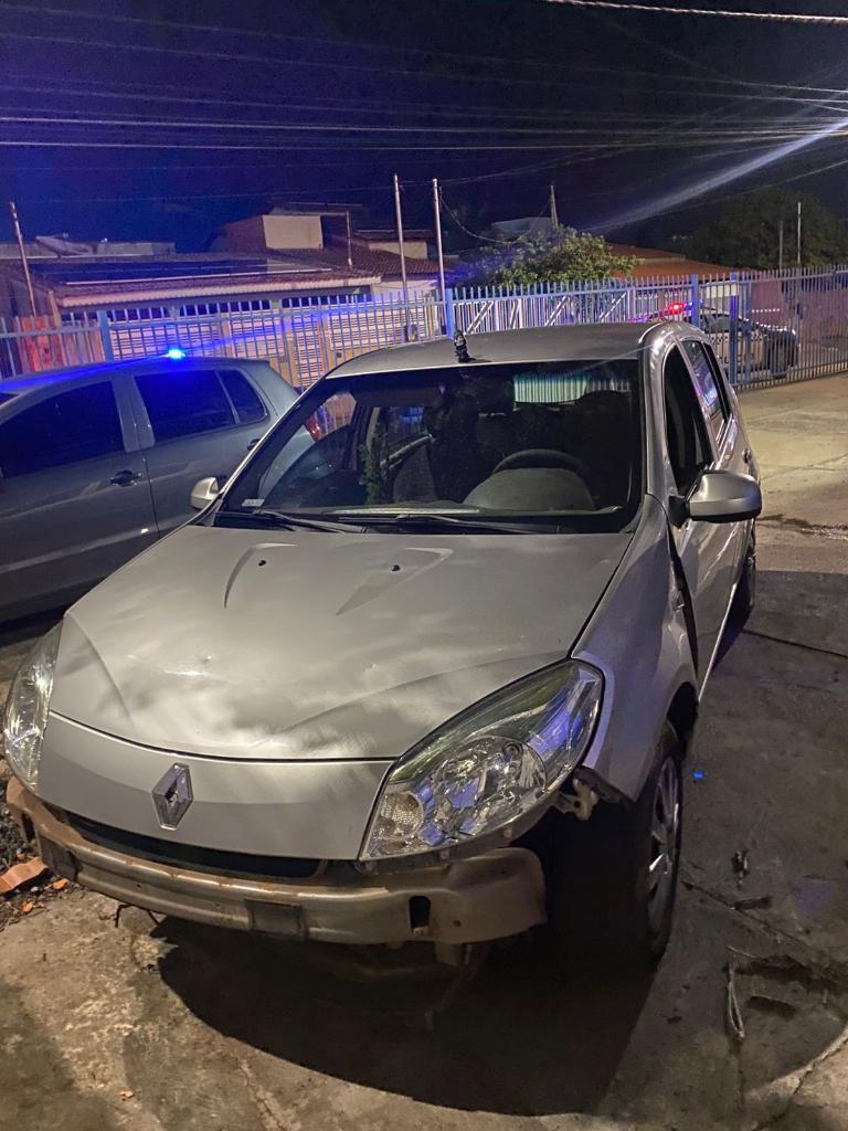 Um carro e uma motocicleta foram apreendidos com os suspeitos.