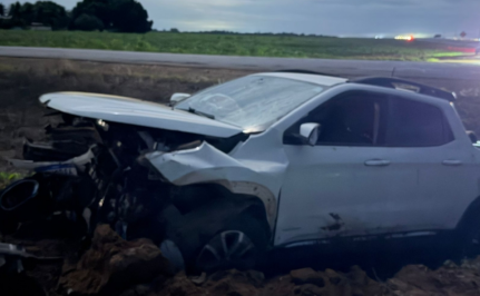 Veículo bateu em barranco.