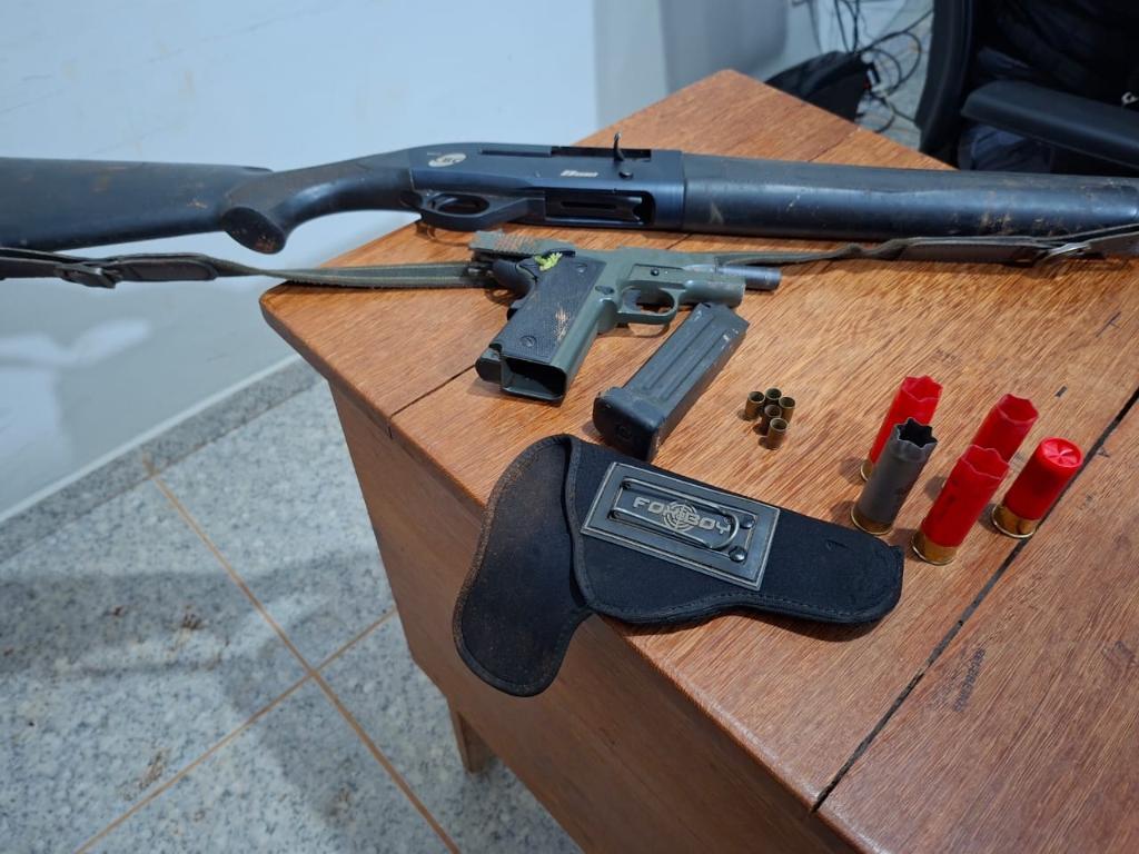 Com o suspeito, foram apreendidas duas armas de fogo e munições.