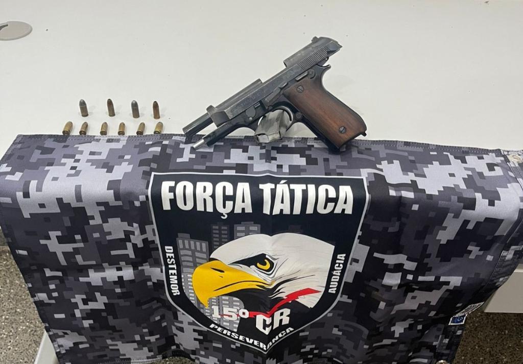 Equipes receberam denúncia de que o suspeito estaria trafegando com uma arma de fogo.