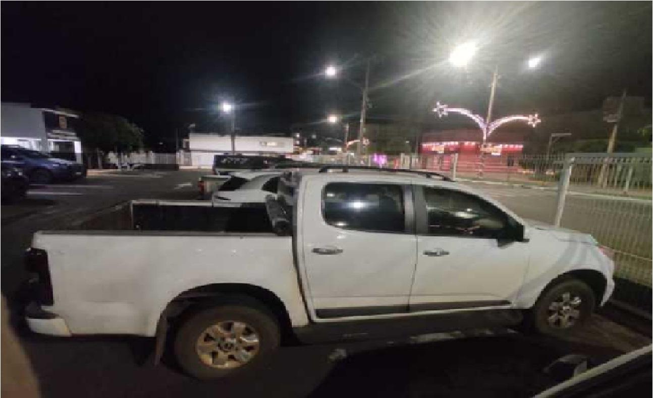 Força Tática cerca mata, apreende veículos e recupera carga.