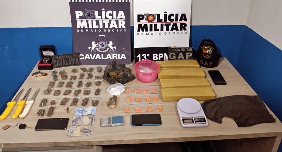 Militares apreenderam quatro tabletes de maconha e outras 156 porções de entorpecentes.