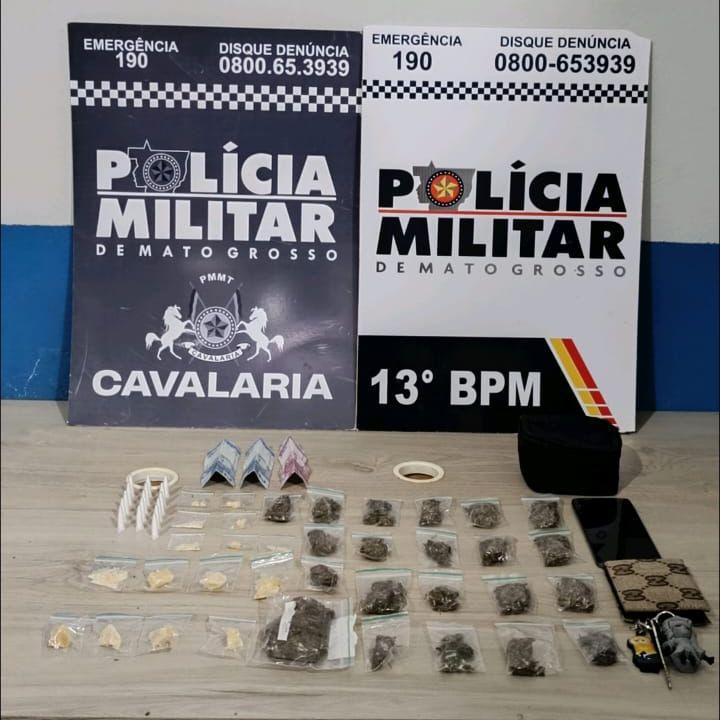 Após abordagem policial, o suspeito foi preso em flagrante com os entorpecentes.