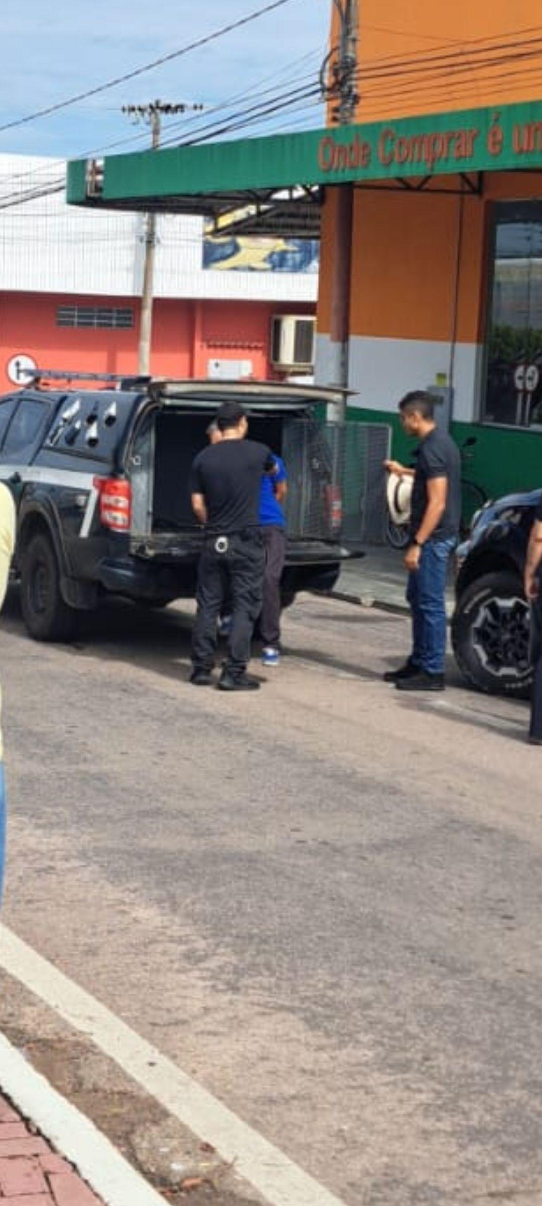 Após denúncia, suspeito, de 73 anos, foi detido, encaminhado à delegacia e responderá em inquérito policial.