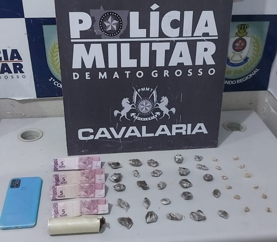 Cavalaria da PM prende dupla por tráfico e apreende diversas porções de maconha e pasta base de cocaína.