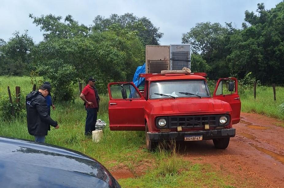 Com ele, foram apreendidas duas armas, sendo uma de pressão adaptada, e munições.