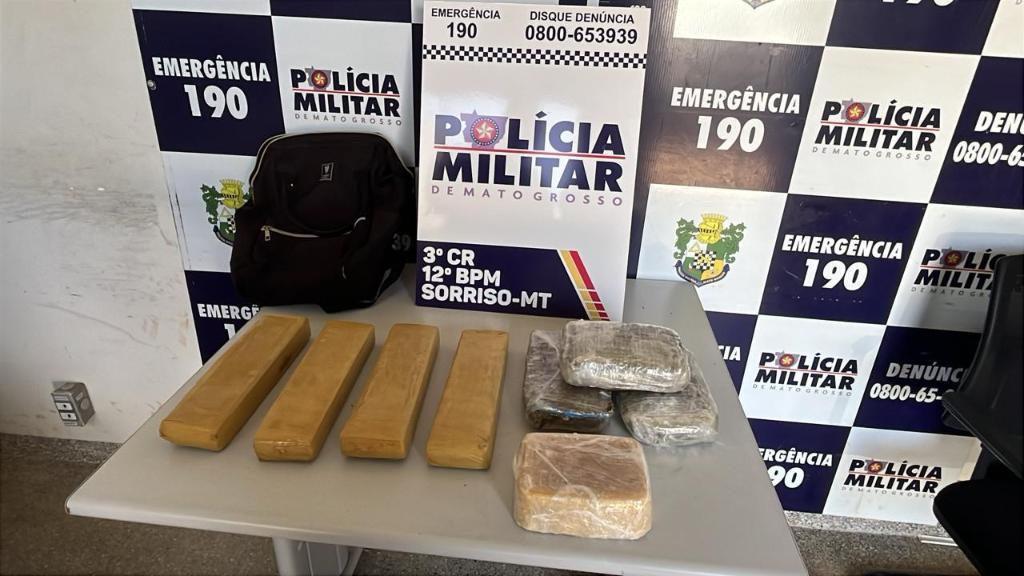 Drogas de variados tipos foram localizadas dentro de uma mochila.