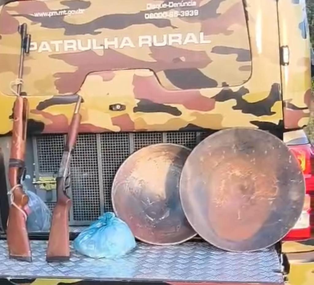 Duas espingardas, mercúrio e outros materiais utilizados na prática ilegal foram apreendidos.