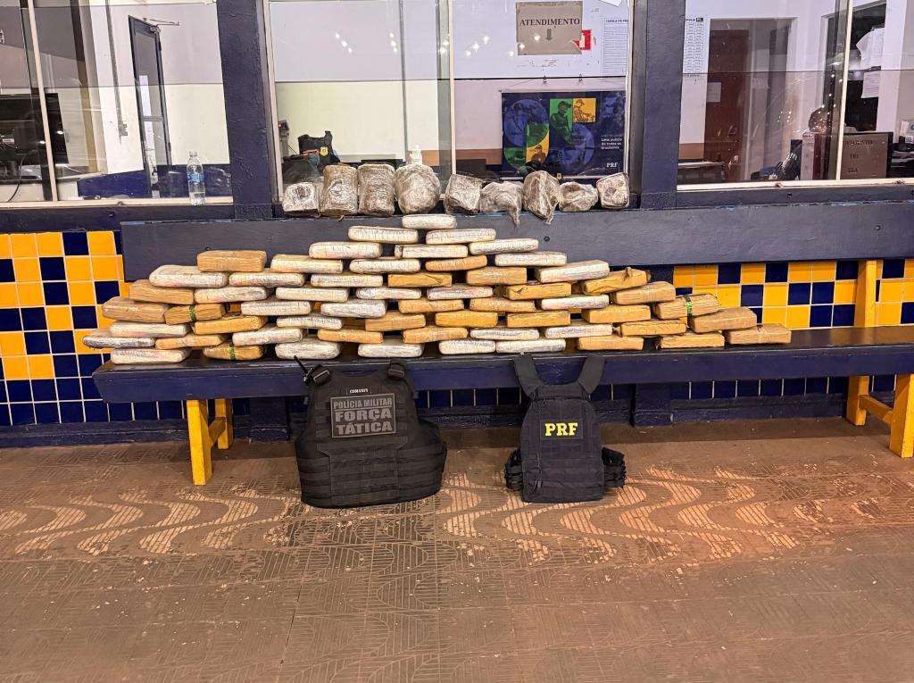 Equipes receberam denúncia de que motorista de uma Saveiro transportava grande quantidade de entorpecentes na região.