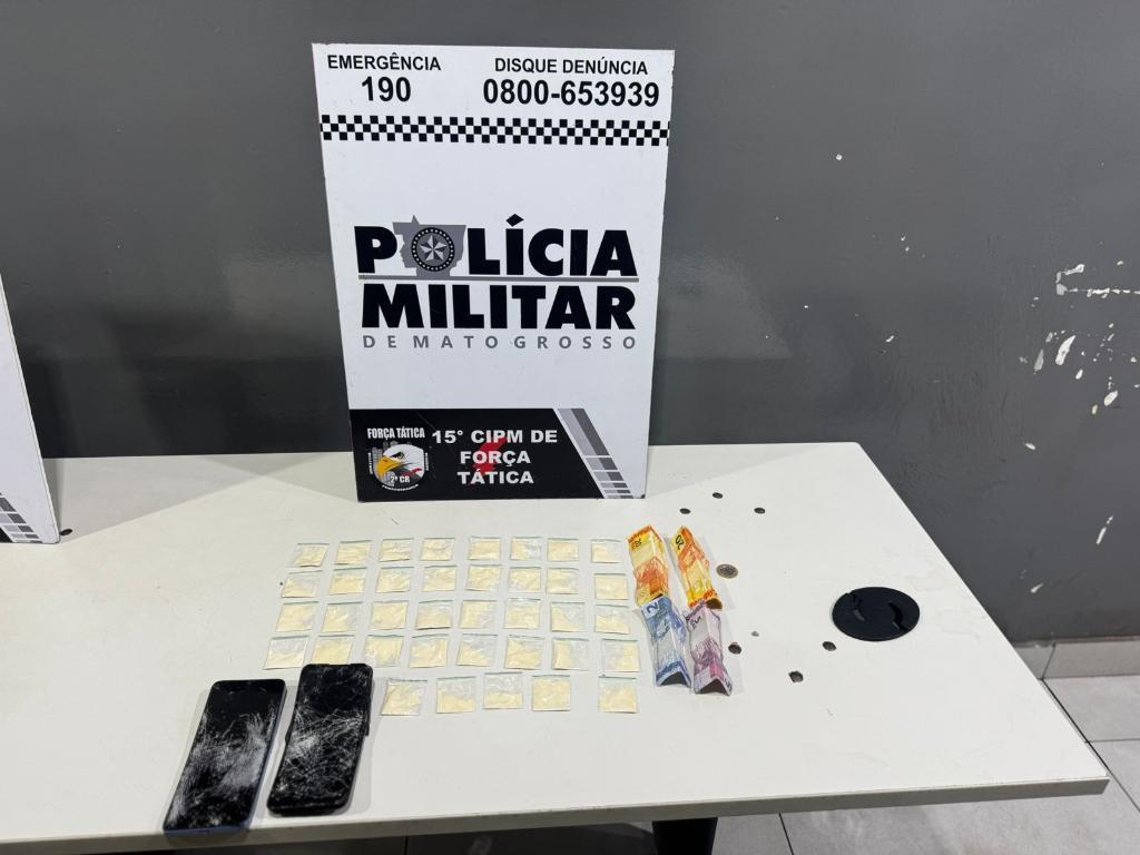 Força Tática prende dois homens e apreende 37 porções de cocaína.
