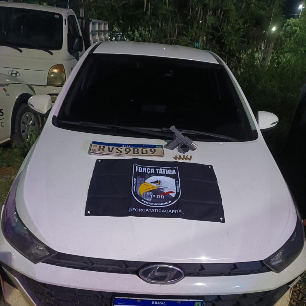 Força Tática prende homem com pistola e recupera veículo.