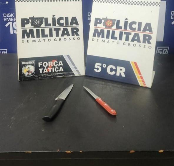 Força Tática prende mulher suspeita por tentativa de homicídio e apreende duas facas.