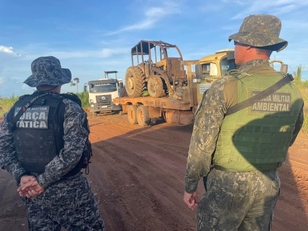 No local, os policiais constataram a construção irregular de um curral, feita com extração de madeira irregular.