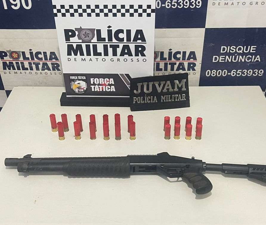 PM apreende armas de fogo, munições e prende quatro homens durante abordagens em Cáceres.