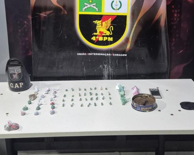 PM apreende dois adolescentes e 82 porções de entorpecentes.