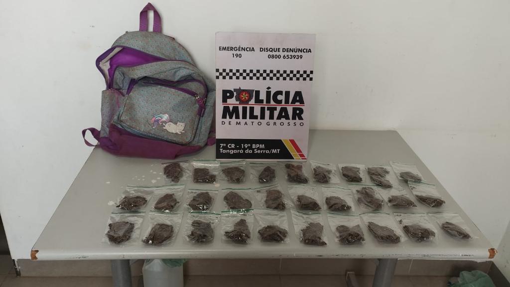 PM detém cinco pessoas por tráfico de drogas e apreende 72 porções de entorpecentes.