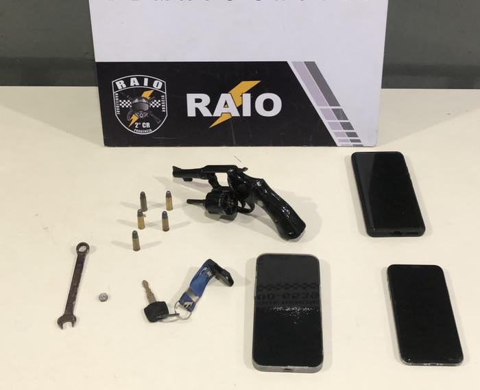 PM prende dois faccionados, recupera carro roubado e apreende arma de fogo.