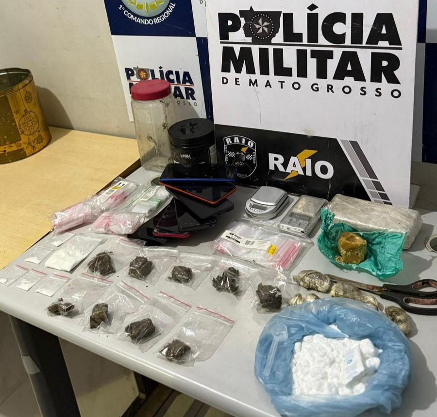 PM prende homem com cinco passagens por tráfico e apreende entorpecentes.