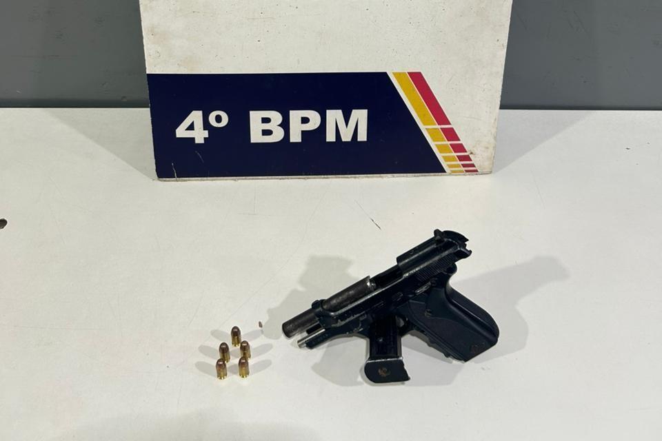 PM prende motorista por porte ilegal de arma de fogo após ameaçar homem.