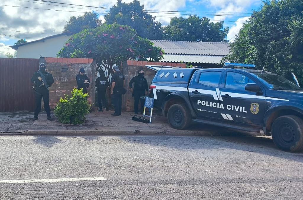 Polícia Civil deflagra operação para apurar caso de homem encontrado morto em casa.