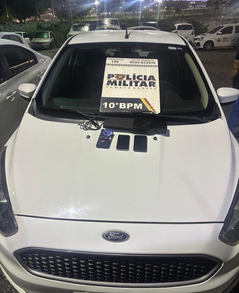 Polícia Militar localiza carro roubado e prende quadrilha em flagrante.