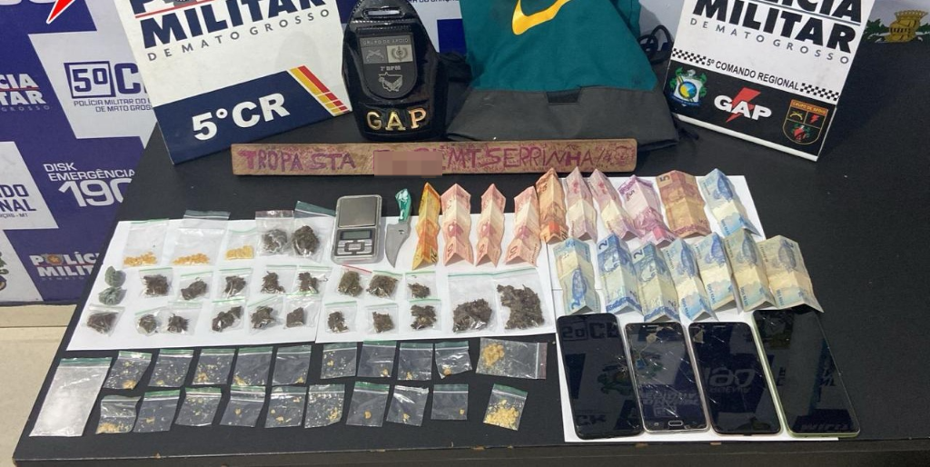 Polícia Militar prende dois faccionados em flagrante suspeitos por tráfico de drogas.