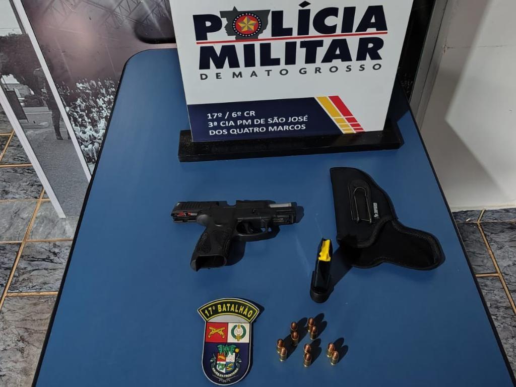 Polícia Militar prende dois homens e apreende duas pistolas em São José dos Quatro Marcos.