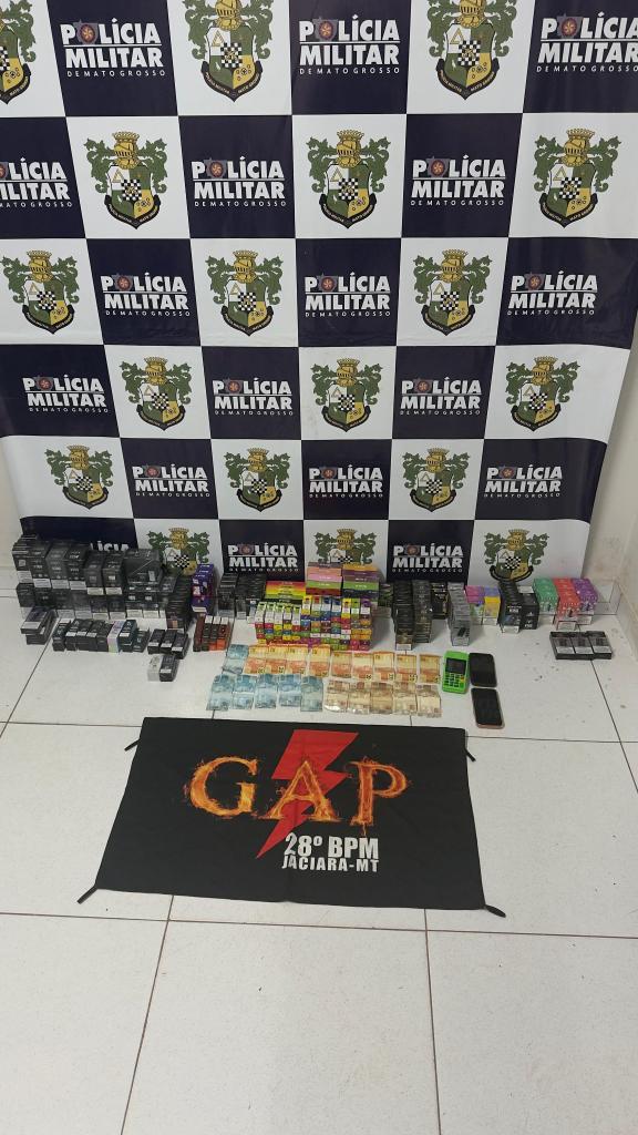 Polícia Militar prende dupla por contrabando e apreende 397 cigarros eletrônicos.