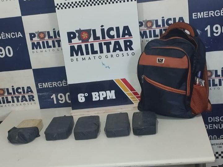 Polícia Militar prende mulher com cinco quilos de pasta base de cocaína em Cáceres.