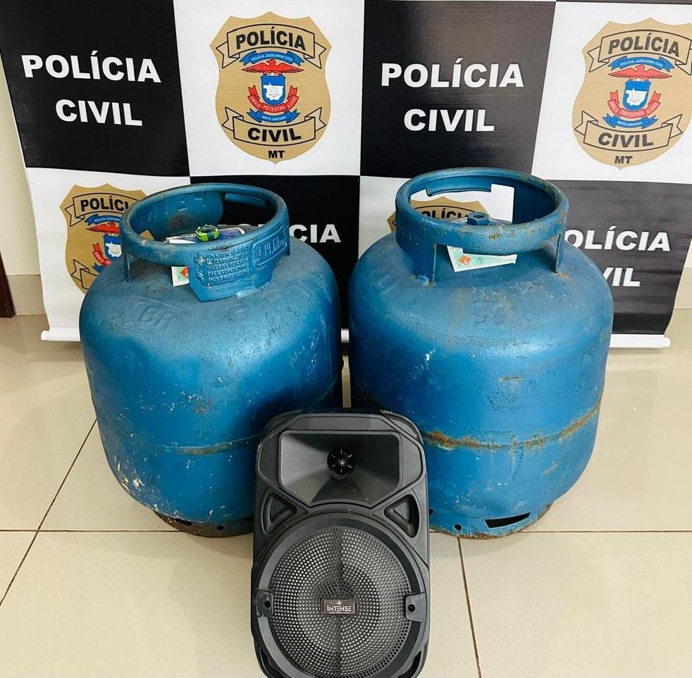 Produtos furtados foram localizados na casa do suspeito, porém ele segue procurado pela Polícia.