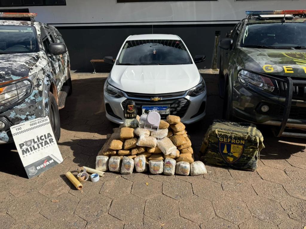 Rotam e Gefron apreendem 117 quilos de entorpecentes e recuperam carro furtado.
