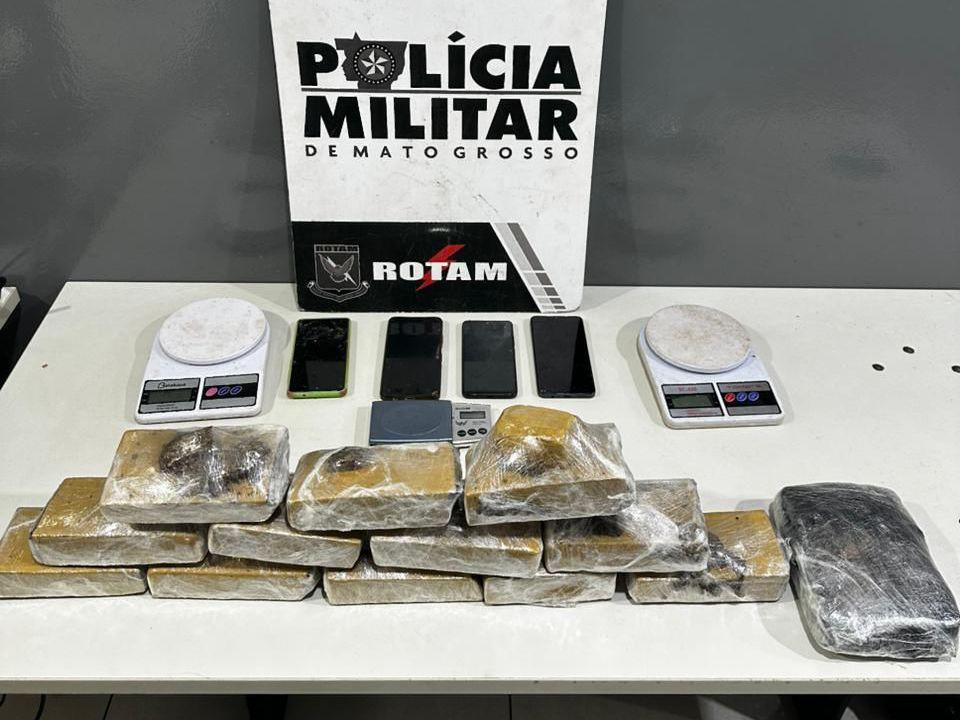 Rotam prende quatro homens e apreende 13 tabletes de maconha.