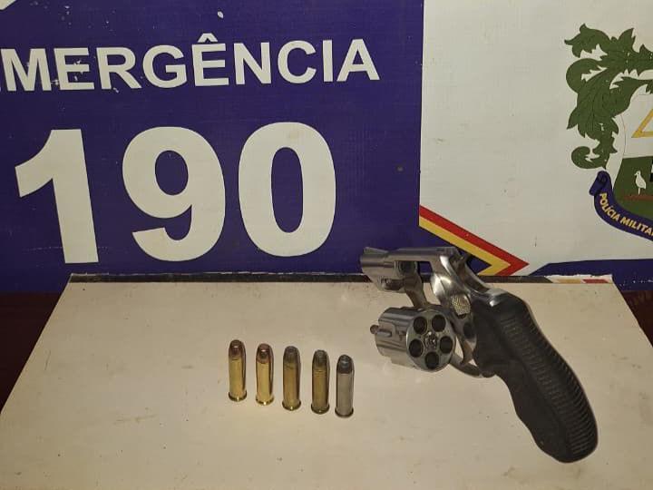 Suspeito confessou que estava com a arma e que não possuía porte do objeto.