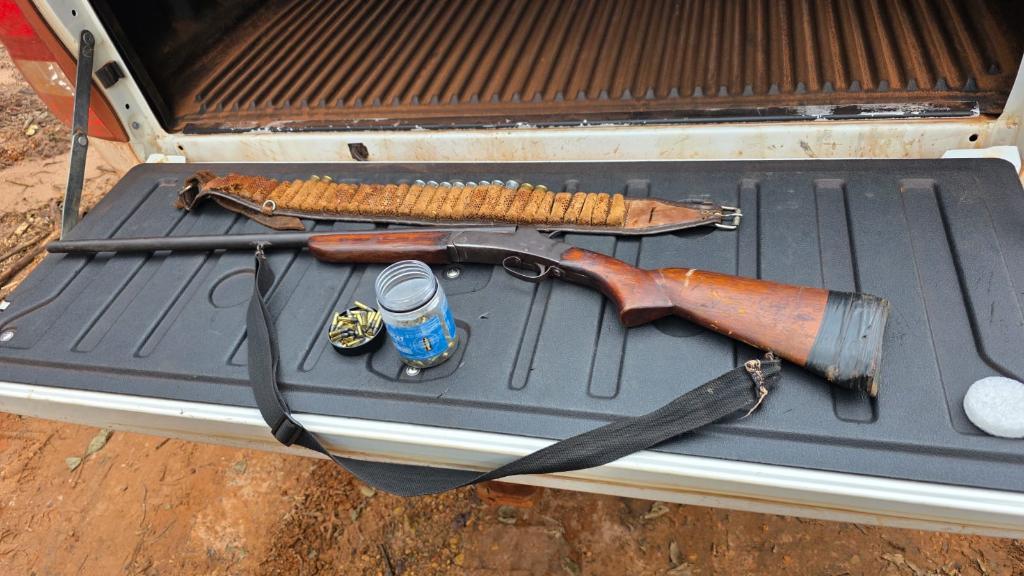 Suspeito tentou se desfazer da arma antes da abordagem e foi detido em flagrante.