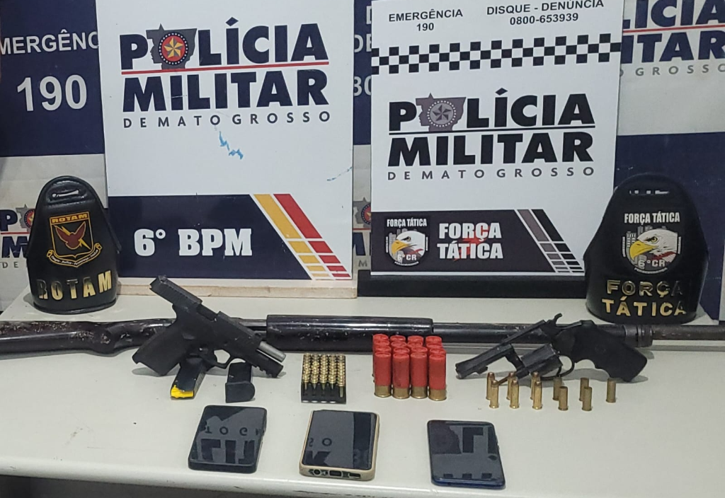 Suspeitos invadiram casa da vítima utilizando uma caminhonete, com registro de roubo, em Rondonópolis; militares apreenderam armas e munições.