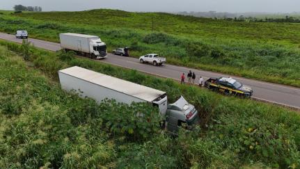 veículo parou em matagal