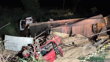 Acidente entre carretas deixa dois mortos em rodovia de MT.