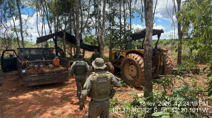Batalhão Ambiental apreende tratores e maquinários em zona rural.