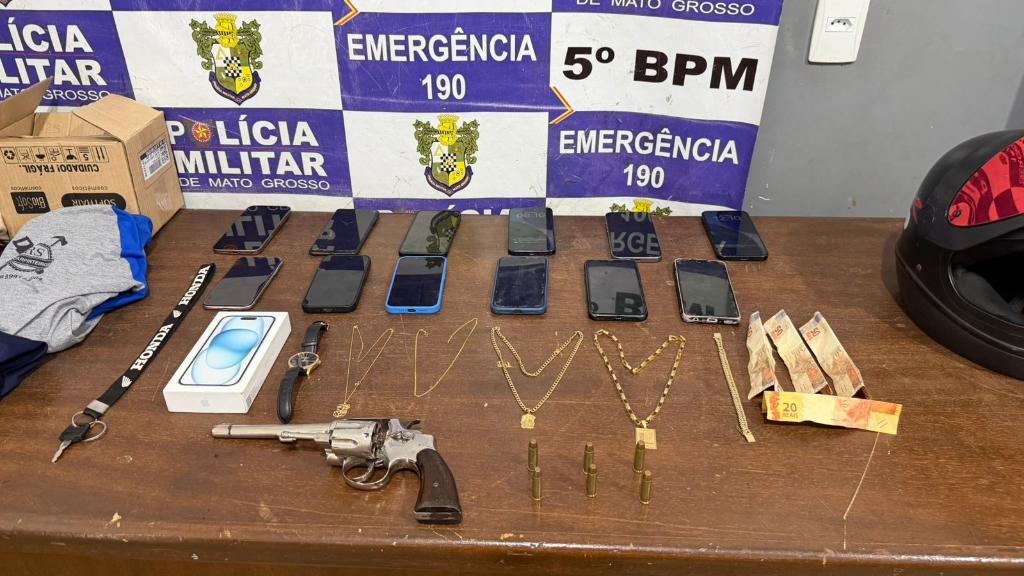 Dois homens são presos pela PM durante tentativa de roubo com reféns.