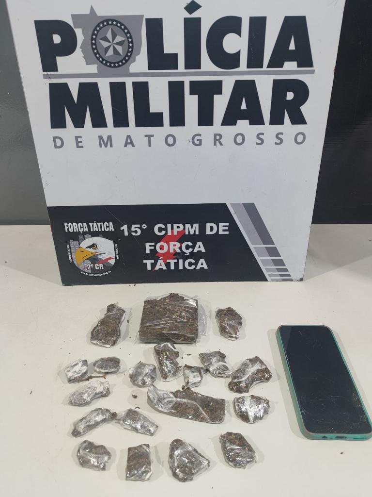 Força Tática apreende adolescente com porções de maconha.