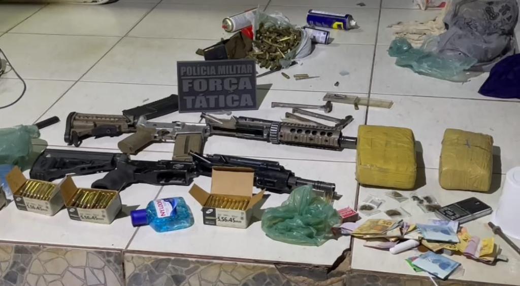 Força Tática apreende diversas armas de fogo, munições e drogas.