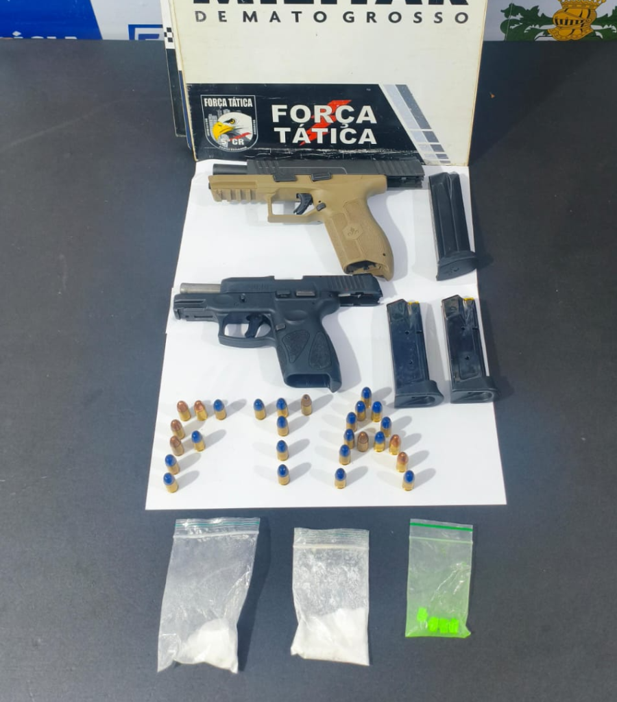 Força Tática prende dois homens por porte ilegal de arma de fogo.