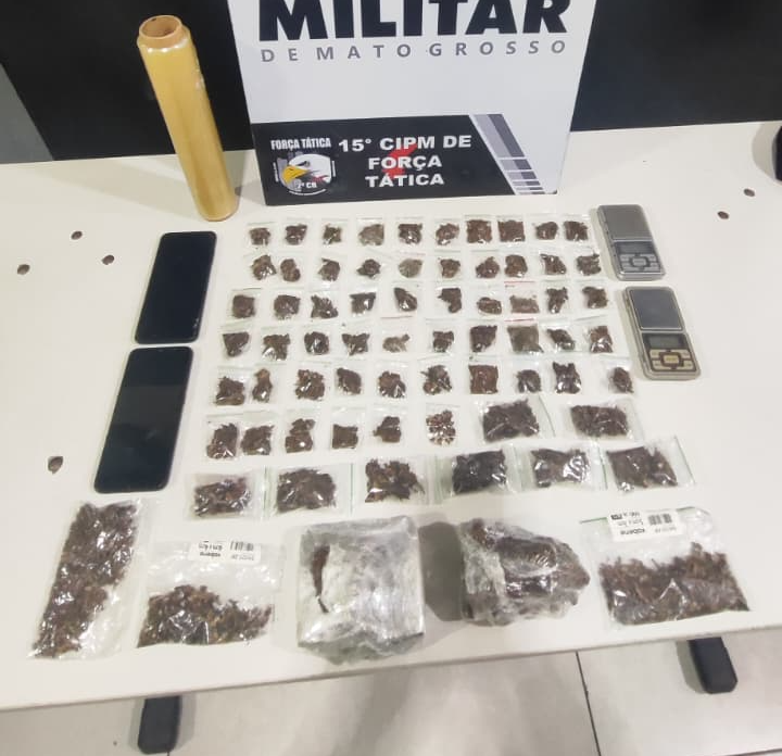 Força Tática prende dupla por tráfico e apreende mais de 100 porções de drogas.
