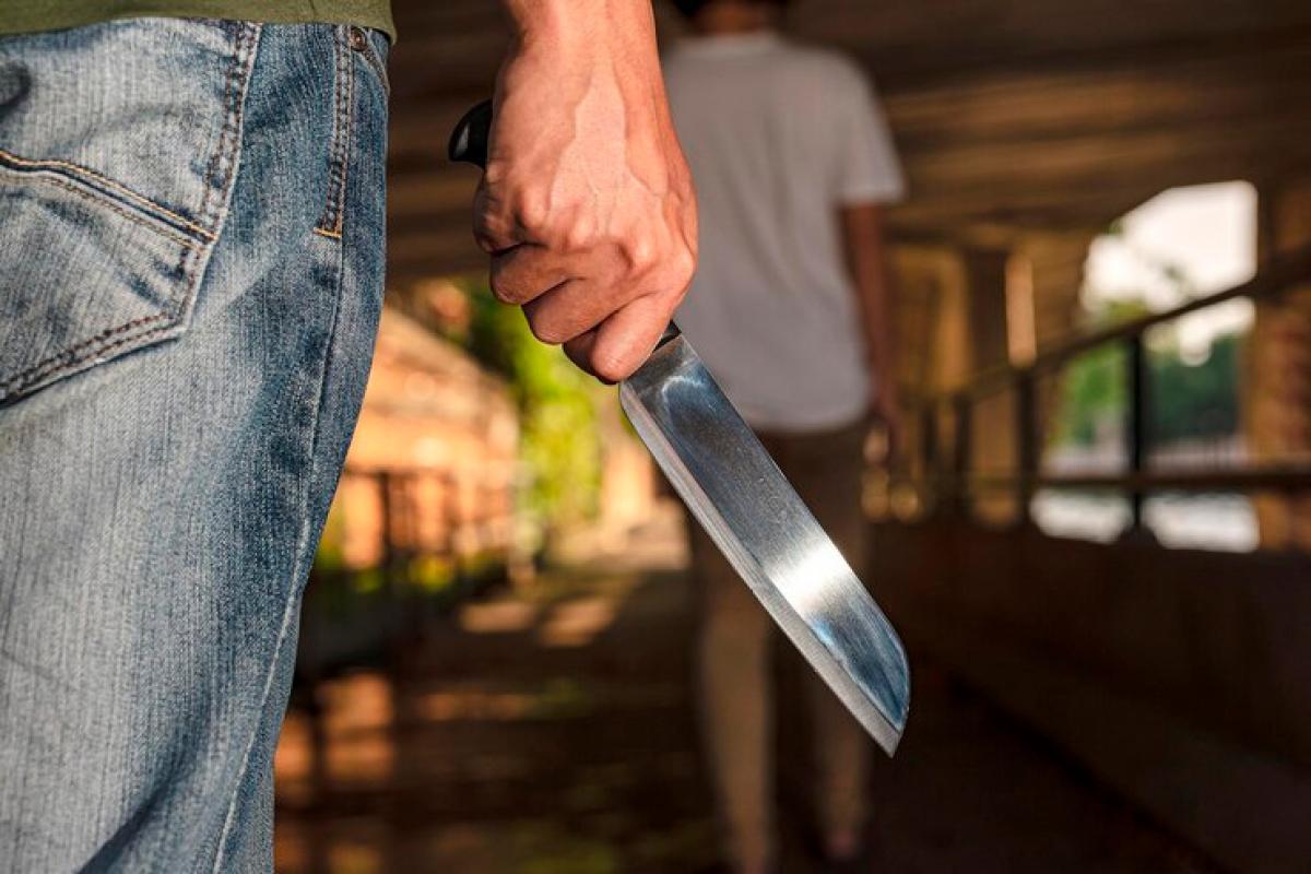 Homem é esfaqueado no pescoço por amigo após desentendimento durante bebedeira.