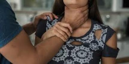 Homem enforca namorada, agride e ameaça cortar cabeça por ciúmes.