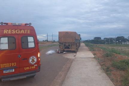 Jovem morre em acidente entre moto e carreta no interior.